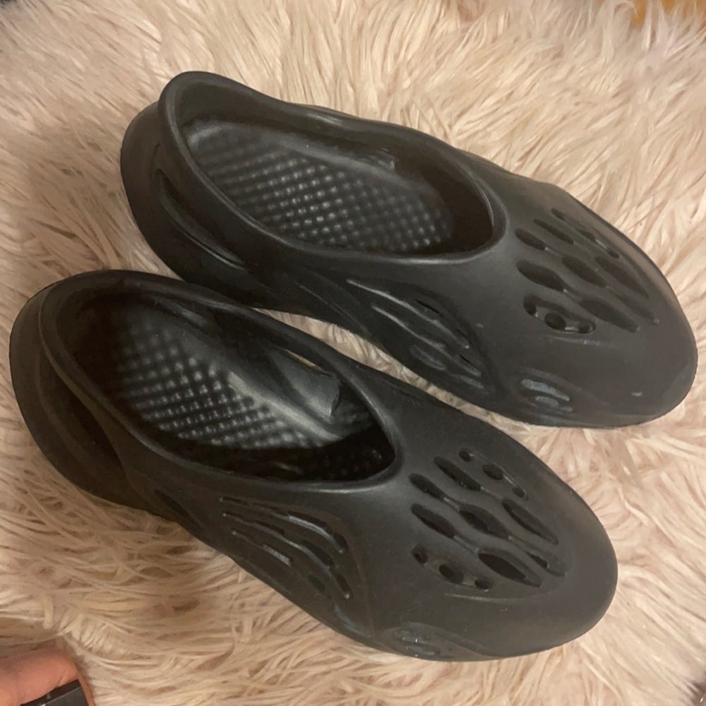 Walmart yezzy in black